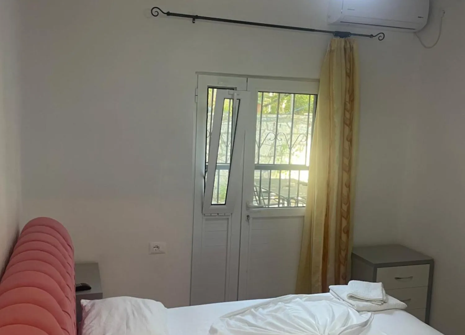 Traceys 3 Apartments Borsh